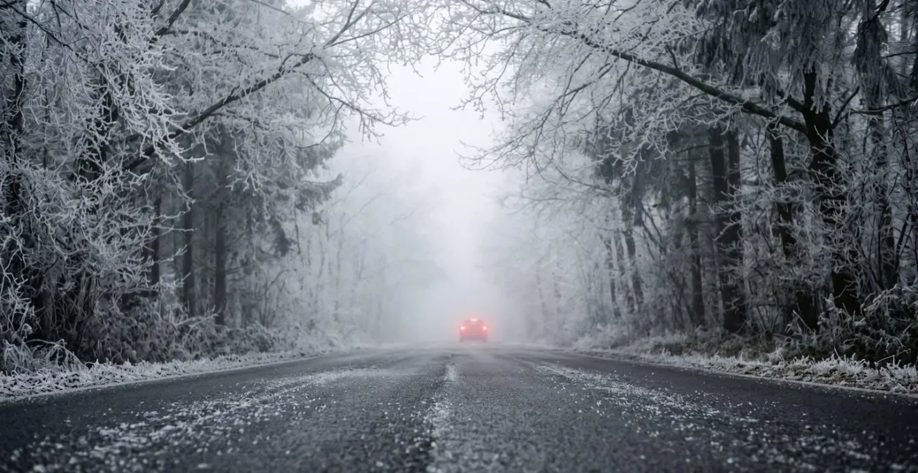 Route wallonne sous brouillard givrant avec formation de verglas noir invisible