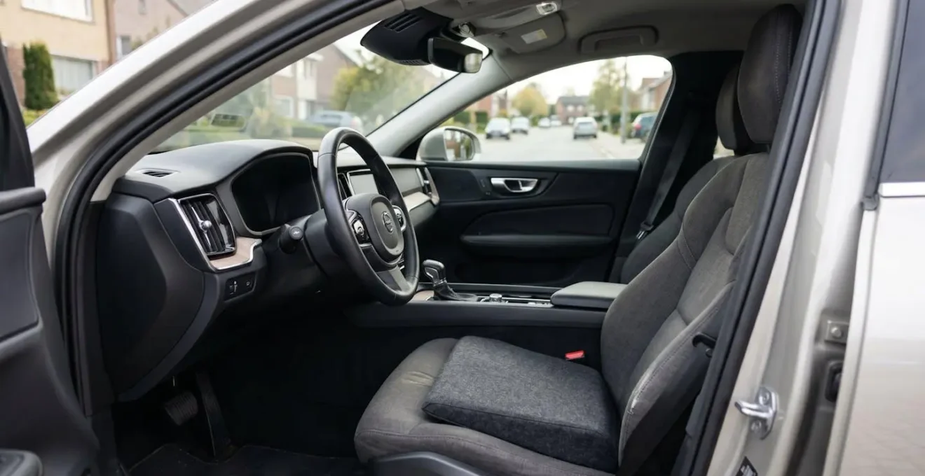 Installation d'un coussin cunéiforme sur un siège auto affaissé pour corriger l'angle du bassin