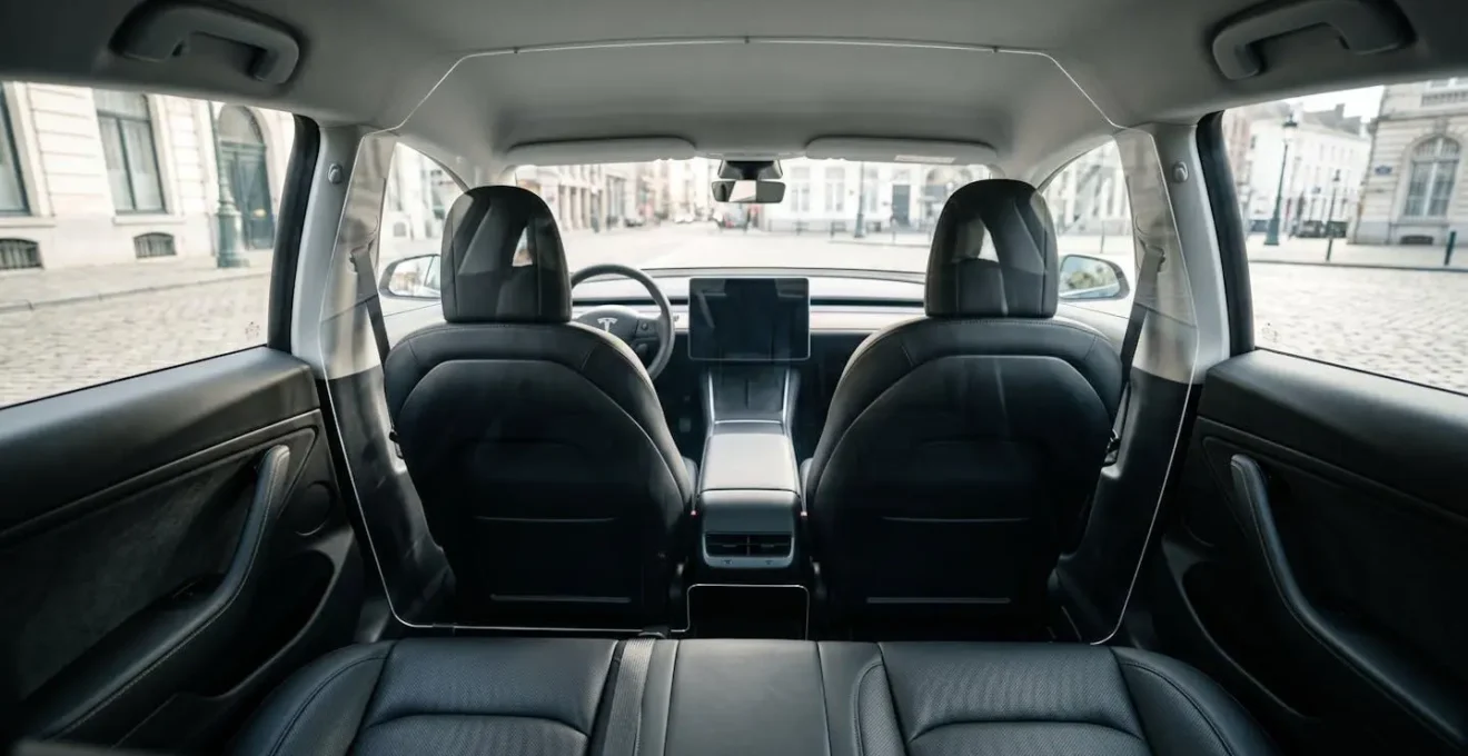 Intérieur de véhicule VTC avec paroi de protection transparente installée entre sièges avant et arrière