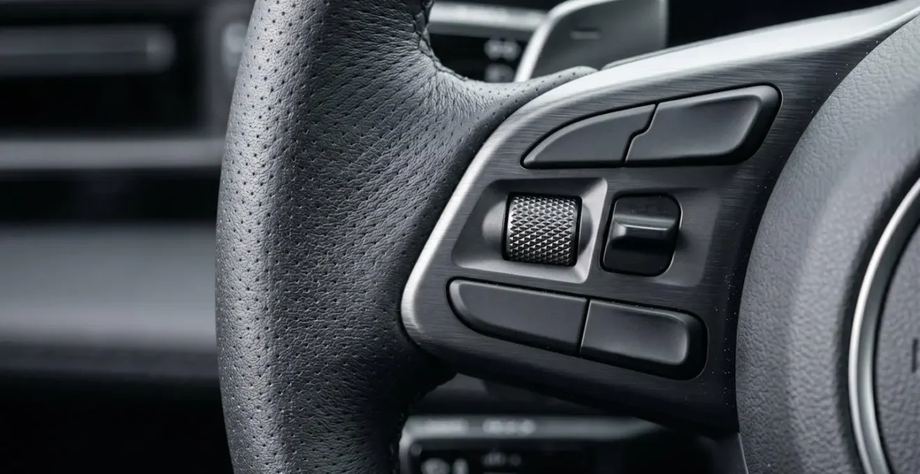 Détail macro du volant et des commandes d'une voiture électrique haut de gamme