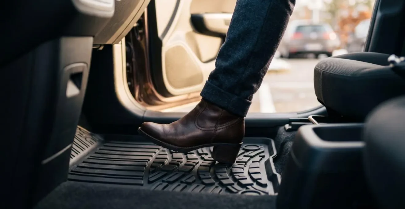 Tapis de sol en caoutchouc haute qualité installés dans habitacle automobile propre et rénové